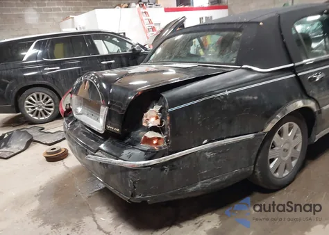 2004 Lincoln Town Car Ultimate из США, поврежденный, VIN 1LNHM83W14Y662436